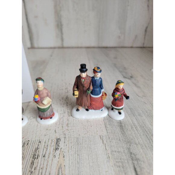 Dept 56 Chelsea lane shoppers 58165 heritage village accessory xmas - Picture 4 of 7